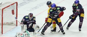 Sowohl die Eisbären als auch die Düsseldorfer EG haben derzeit Mühe, dem Gegner ihr Spiel aufzudrücken.
