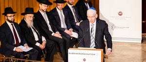 Josef Schuster, Präsident des Zentralrats der Juden in Deutschland, hält eine Rede in Berlin.