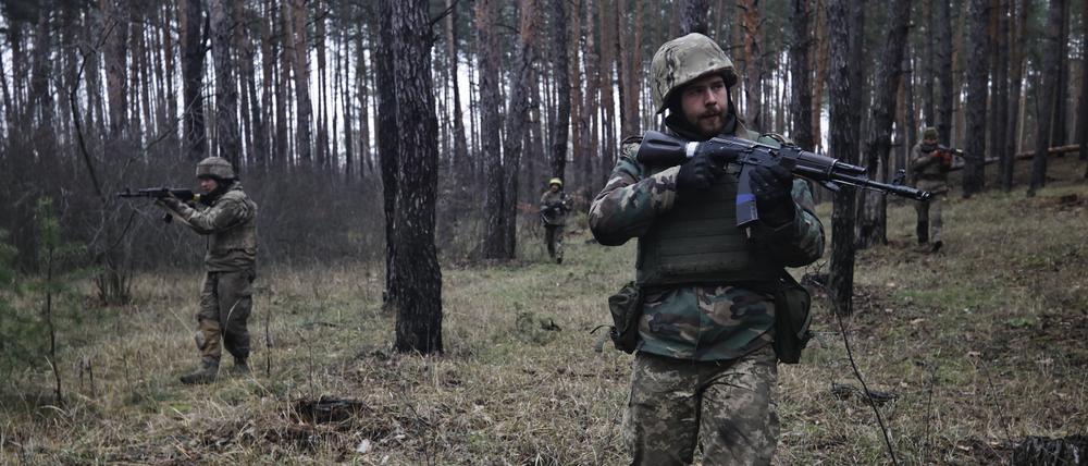 Zwei ukrainische Soldaten stehen in der Nähe der Frontlinie in Donezk.