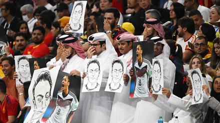 Zuschauer mit Özil-Plakaten im Al-Bait Stadion von Al-Khor.