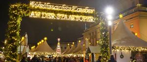 Eingang/Ausgang am Hotel de Rome, Behrenstraße - Der Weihnachtszauber am Gendarmenmarkt findet aufgrund von Bauarbeiten in den Jahren 2022-2024 am Bebelsplatz an der Staatsoper statt. Berlin, 26.11.2022