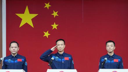 Die chinesischen Astronauten Zhang Lu, Fei Junlong und Deng Qingming (von links)