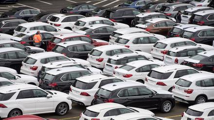 ARCHIV - 12.06.2017, Bremen, Bremerhaven: Neuwagen von Mercedes-Benz und BMW stehen auf dem Autoterminal der BLG Logistics Group. (zu dpa «Autohersteller fahren weiter Rekordgewinne ein - auch China stark») Foto: Ingo Wagner/dpa +++ dpa-Bildfunk +++