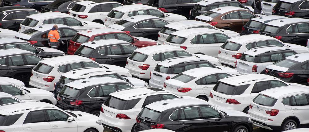 ARCHIV - 12.06.2017, Bremen, Bremerhaven: Neuwagen von Mercedes-Benz und BMW stehen auf dem Autoterminal der BLG Logistics Group. (zu dpa «Autohersteller fahren weiter Rekordgewinne ein - auch China stark») Foto: Ingo Wagner/dpa +++ dpa-Bildfunk +++