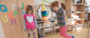 02.02.2018, Berlin: In der Kita "Galileo" hÃ¼pfen die Kinder in vier Ringe. Jeder Ring stellt soll einen Arbeitsschritt beim WÃ¤schewaschen darstellen. Zusammen mit anderen ErklÃ¤rformen, soll damit den Kindern digitale Technik nÃ¤her gebracht werden. GefÃ¶rdert durch den Bund, bietet die Stiftung _Haus der kleinen Forscher_ Fortbildungen fÃ¼r solche Erzieher an. (zu dpa Â«Kinder und Algorithmen - in Kitas die digitale Welt verstehenÂ» vom 23.02.2018) Foto: JÃ¶rg Carstensen/dpa ++ +++ dpa-Bildfunk +++