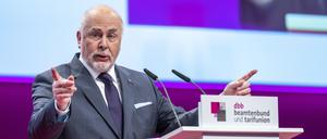 28.11.2022, Berlin: Ulrich Silberbach, Bundesvorsitzender des dbb Beamtenbund und Tarifunion, spricht beim 25. Gewerkschaftstag des dbb Beamtenbund und Tarifunion. Silberbach kandidiert auf dem Gewerkschaftstag erneut für das Amt des Vorsitzenden. Foto: Christophe Gateau/dpa +++ dpa-Bildfunk +++