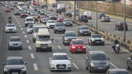 Fahren, fahren, fahren – wenn auch langsam. Zähfließender Verkehr auf der Berliner Stadtautobahn.