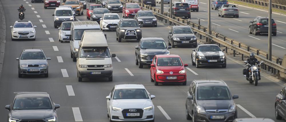 Fahren, fahren, fahren – wenn auch langsam. Zähfließender Verkehr auf der Berliner Stadtautobahn.