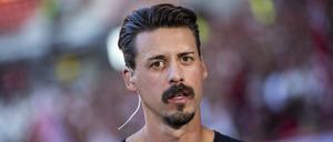 Sandro Wagner steht vor dem Spiel im Stadion. Wagner war Co-Kommentator bei der Partie gegen Spanien. (Archiv)