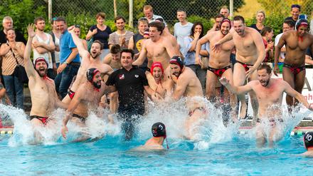 Die Wasserballer von Spandau 04 feiern einen ihrer vielen Titel, hier ist es die deutsche Meisterschaft 2017.