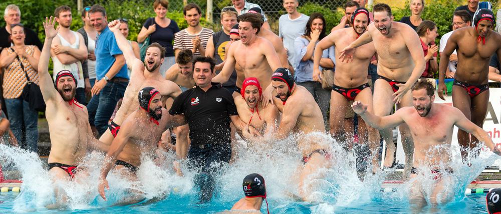 Die Wasserballer von Spandau 04 feiern einen ihrer vielen Titel, hier ist es die deutsche Meisterschaft 2017.