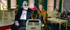 Leslie Malton und Felix von Manteuffel spielen ein in die Jahre gekommenes Paar, das schon lange nicht mehr im Rampenlicht steht.