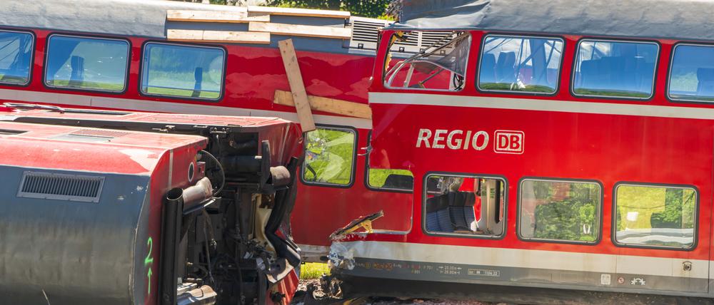 Mehrere Waggons des verunglückten Regionalzuges stehen nahe an der Unfallstelle auf einem leeren Platz.