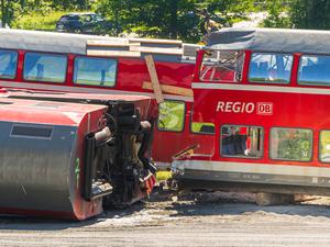 Mehrere Waggons des verunglückten Regionalzuges stehen nahe an der Unfallstelle auf einem leeren Platz. 