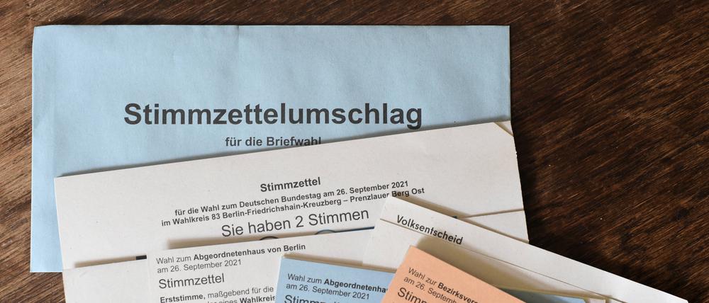 Briefwahlunterlagen liegen auf einem Tisch. (Symbolfoto)