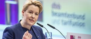 Franziska Giffey (SPD), Regierende Bürgermeisterin von Berlin, spricht beim 25. Gewerkschaftstag des dbb Beamtenbund und Tarifunion. Der Beamtenbund dbb wählt beim Gewerkschaftstag seine künftige Spitze.