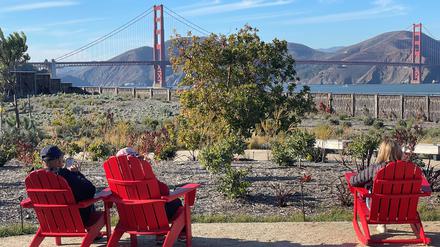 Die 14 Hektar große Parklandschaft Presidio Tunnel Tops im Herzen des Golden Gate National Recreation Area wurde von James Corner Field Operations, der Firma hinter der New Yorker High Line, entworfen und bietet malerische Aussichtspunkte, knapp drei Kilometer Wanderwege, Picknickplätze und Versammlungsräume mit herrlichem Blick auf die Brücke und die Stadt, umgeben von Gärten und Wiesen.
