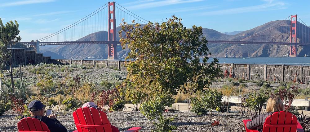 Die 14 Hektar große Parklandschaft Presidio Tunnel Tops im Herzen des Golden Gate National Recreation Area wurde von James Corner Field Operations, der Firma hinter der New Yorker High Line, entworfen und bietet malerische Aussichtspunkte, knapp drei Kilometer Wanderwege, Picknickplätze und Versammlungsräume mit herrlichem Blick auf die Brücke und die Stadt, umgeben von Gärten und Wiesen.