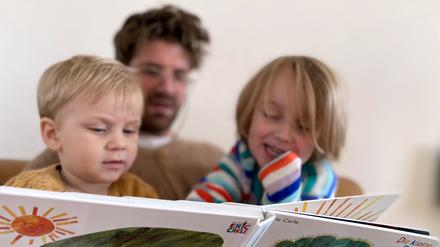 Kinder stark machen. Frühzeitig vorzulesen und über das Gelesene zu sprechen führt zu höherer Lesekompetenz. Diese wiederum ist die Grundlage, um komplexe Inhalte erfassen und an gesellschaftlichen Prozessen teilhaben zu können. Dass die Lese- und Schreibfähigkeit in den vergangenen Jahren bei Kindern gesunken und in den Bundesländern unterschiedlich stark ausgeprägt ist, zeigt der IQB-Bildungstrend 2021.