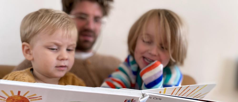 Kinder stark machen. Frühzeitig vorzulesen und über das Gelesene zu sprechen führt zu höherer Lesekompetenz. Diese wiederum ist die Grundlage, um komplexe Inhalte erfassen und an gesellschaftlichen Prozessen teilhaben zu können. Dass die Lese- und Schreibfähigkeit in den vergangenen Jahren bei Kindern gesunken und in den Bundesländern unterschiedlich stark ausgeprägt ist, zeigt der IQB-Bildungstrend 2021.