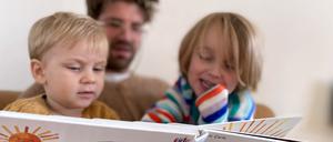 Kinder stark machen. Frühzeitig vorzulesen und über das Gelesene zu sprechen führt zu höherer Lesekompetenz. Diese wiederum ist die Grundlage, um komplexe Inhalte erfassen und an gesellschaftlichen Prozessen teilhaben zu können. Dass die Lese- und Schreibfähigkeit in den vergangenen Jahren bei Kindern gesunken und in den Bundesländern unterschiedlich stark ausgeprägt ist, zeigt der IQB-Bildungstrend 2021.
