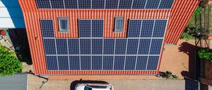 Eine Solaranlage auf einem Eigenheim (Luftaufnahme mit einer Drohne).