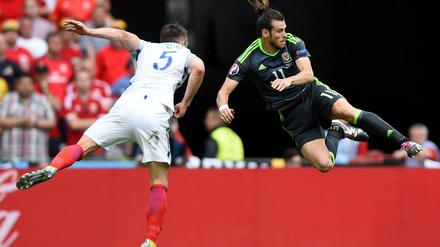 Gareth Bale (r.) und Gary Cahill beim EM-Duell 2016 zwischen Wales und England.