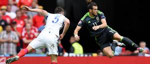 Gareth Bale (r.) und Gary Cahill beim EM-Duell 2016 zwischen Wales und England.