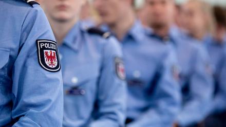 Fußpilzsalben, Deo und Aspirin. Polizist:innen in Brandenburg haben großzügig   Medizin- und Drogerieprodukte bekommen. 