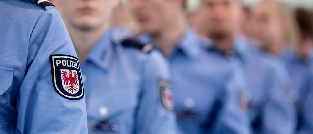 Angehende Polizistinnen und Polizisten nehmen an der feierlichen Vereidigung des Einstellungsjahrgangs 2018 an der Fachhochschule der Polizei in Oranienburg teil.