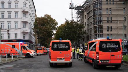 Einsatzfahrzeuge der Feuerwehr stehen an der Steinmetzstraße in Schöneberg. 