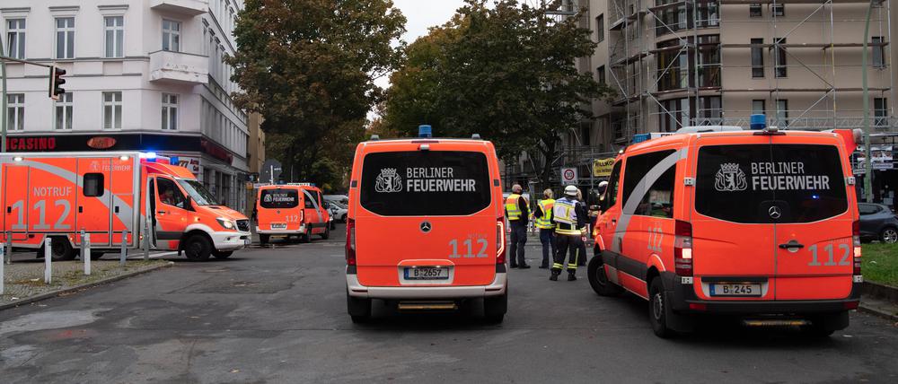 Einsatzfahrzeuge der Feuerwehr stehen an der Steinmetzstraße in Schöneberg. 