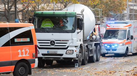 Ein Betonmischfahrzeug hatte die Radfahrerin am 31. Oktober 2022 in Wilmersdorf angefahren.