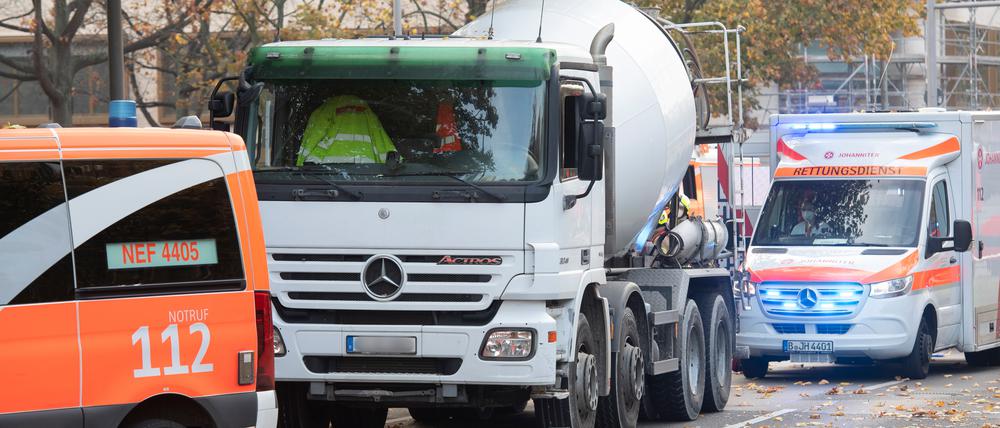 Ein Betonmischfahrzeug hatte die Radfahrerin am 31. Oktober 2022 in Wilmersdorf angefahren.