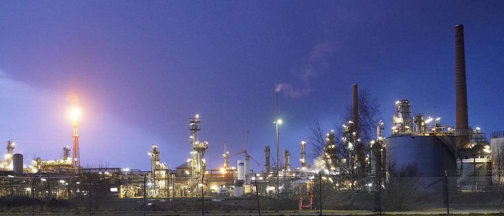 Mit einer hellen Flamme wird in einer Raffinerie überschüssiges Gas verbrannt. 