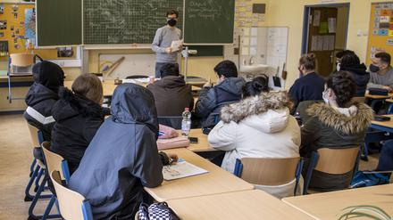 29.10.2020 , DU Duisburg , Schüler an der Globus Gesamtschule am Dellplatz sitzen in ihren dicken Winerjacken bei offenem Fenster in ihrem Klassenraum , Klassenlehrer Volker Schmidt noch ohne Jacke. *** 29 10 2020 , DU Duisburg , Pupils at the Globus Comprehensive School on Dellplatz sit in their thick Winer jackets with open windows in their classroom , Class teacher Volker Schmidt still without a jacket 