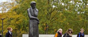 Vier Frauen laufen am 16.10.2012 an einer Statue des Schriftstellers Heinrich Heine auf dem Gelände der Heinrich-Heine-Universität in Düsseldorf (Nordrhein-Westfalen) vorbei. Ein Gutachter der Universität wirft Bundesbildungsministerin Schavan (CDU) Medienberichten zufolge vor, in ihrer vor mehr als 30 Jahre erstellten Doktorarbeit bewusst getäuscht zu haben.