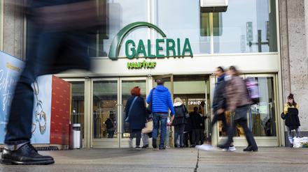 Menschen laufen vor der Filiale der Galeria Karstadt Kaufhof am Berliner Alexanderplatz. Galeria Karstadt Kaufhof beantragt Insolvenz.