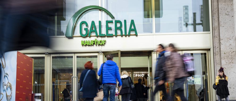 Menschen laufen vor der Filiale der Galeria Karstadt Kaufhof am Alexanderplatz in Berlin. (Archivfoto)