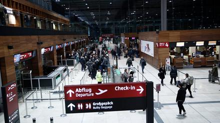 Fluggäste am Flughafen BER. Der Hauptstadtflughafen BER hatte zwischenzeitlich den Flugbetrieb aufgrund einer Aktion von Klimaaktivisten eingestellt. 