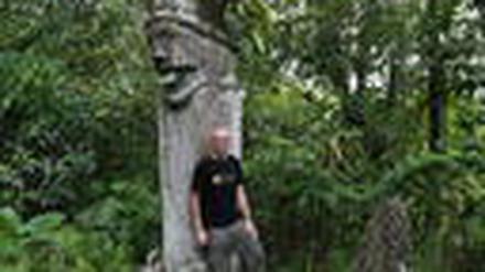 Pfeilerförmiger Megalith mit menschlichem Kopf in Orahili auf der Insel Nias.