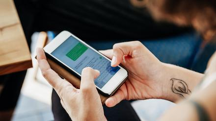 Blick auf ein Handy. Die Netzbetreiber hängen den Auflagen zum Netzausbau hinterher.