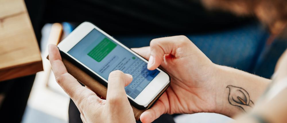 Blick auf ein Handy. Die Netzbetreiber hängen den Auflagen zum Netzausbau hinterher.