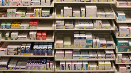 Blick auf das Medikamentenangebot einer Apotheke. Die Bundesregierung will gegen Engpässe vorgehen.