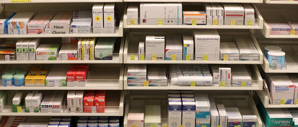 Blick auf das Medikamentenangebot einer Apotheke. Die Bundesregierung will gegen Engpässe vorgehen.