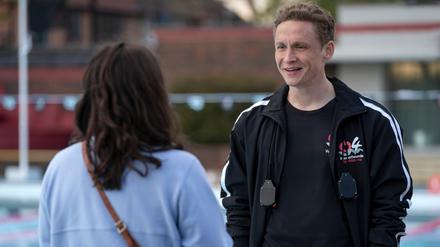 Matthias Schweighöfer als Sven von den Wasserfreunden Spandau 04 im Netflix-Dokudrama „Die Schwimmerinnen“.