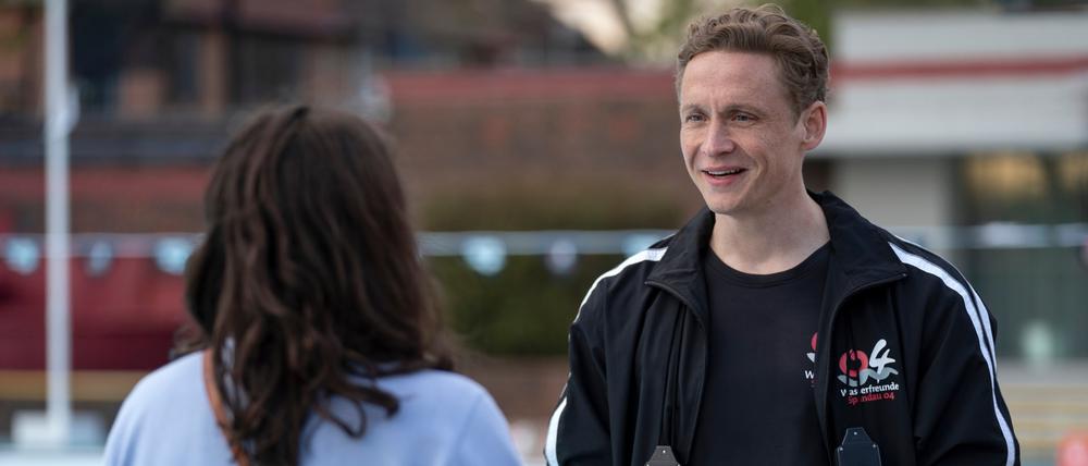 Matthias Schweighöfer als Sven von den Wasserfreunden Spandau 04 im Netflix-Dokudrama „Die Schwimmerinnen“.
