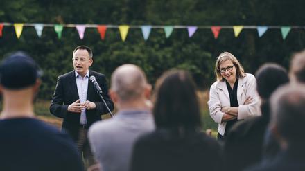 Die Clustersprecher Andrew James Johnston und Anita Traninger bei einem Open Air Event mit Kollegen an der FU Berlin.