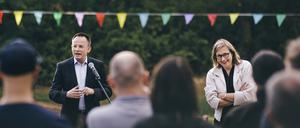Die Clustersprecher Andrew James Johnston und Anita Traninger bei einem Open Air Event mit Kollegen an der FU Berlin.