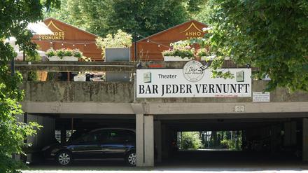 Die Bar jeder Vernunft in Berlin-Wilmersdorf steht auf eine unansehnlichen Parkpalette.